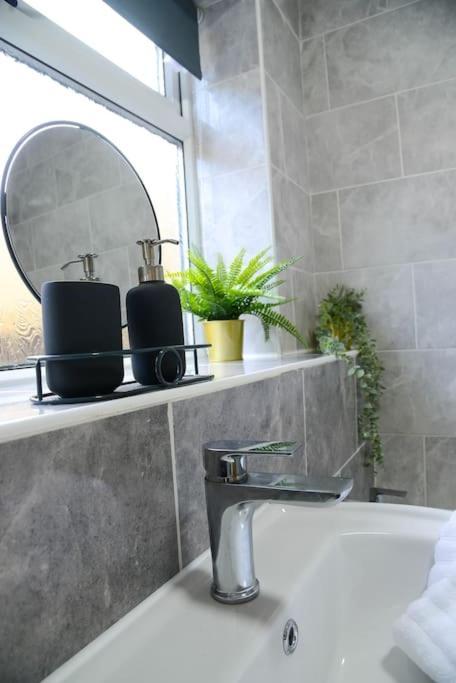 반즐리 Delightful 2 Bed Town Centre House, Sleeps 4 아파트 외부 사진