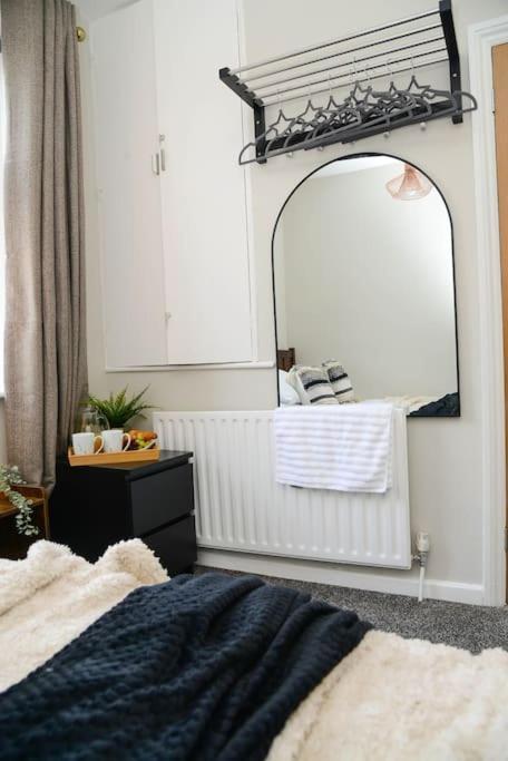 반즐리 Delightful 2 Bed Town Centre House, Sleeps 4 아파트 외부 사진