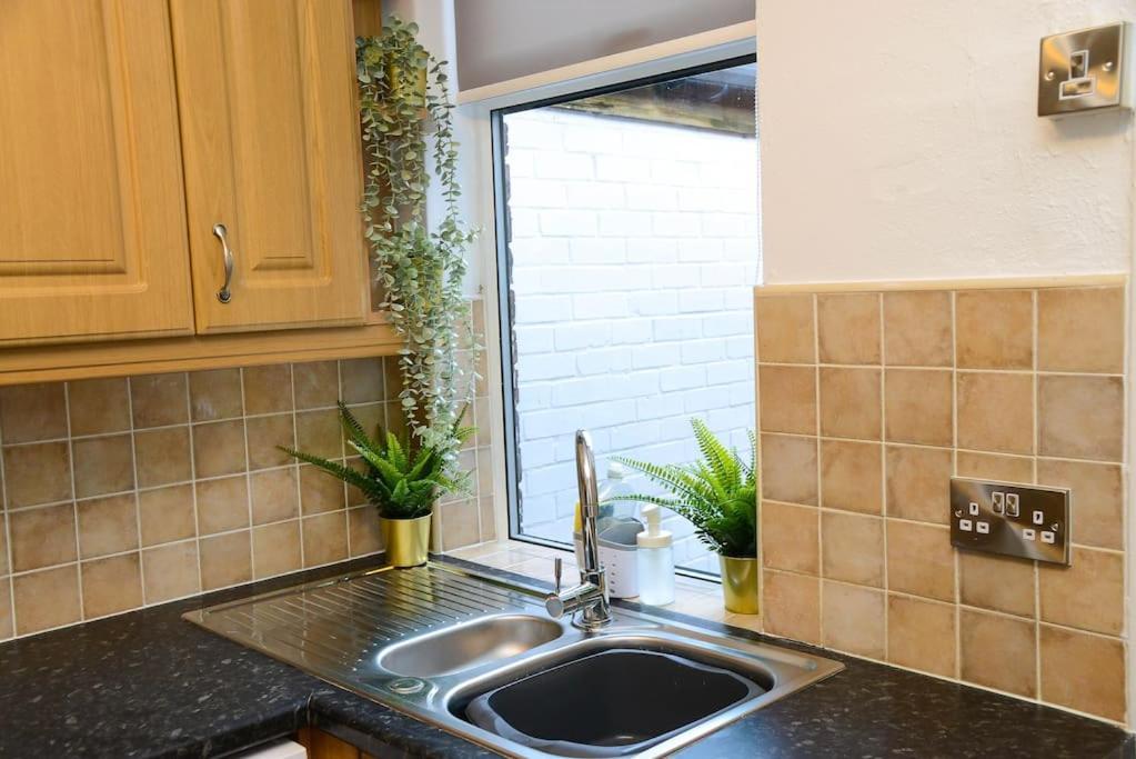 반즐리 Delightful 2 Bed Town Centre House, Sleeps 4 아파트 외부 사진