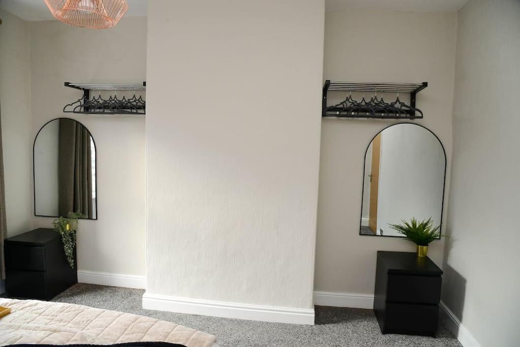 반즐리 Delightful 2 Bed Town Centre House, Sleeps 4 아파트 외부 사진