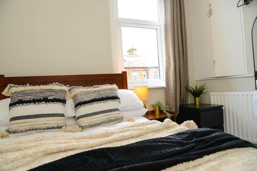 반즐리 Delightful 2 Bed Town Centre House, Sleeps 4 아파트 외부 사진