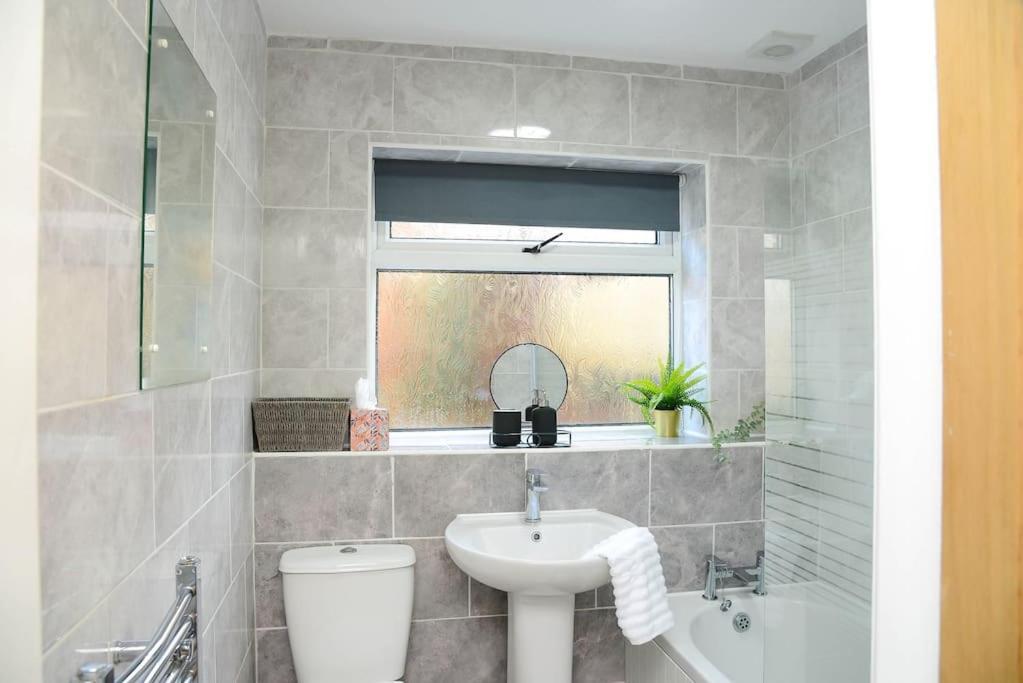 반즐리 Delightful 2 Bed Town Centre House, Sleeps 4 아파트 외부 사진